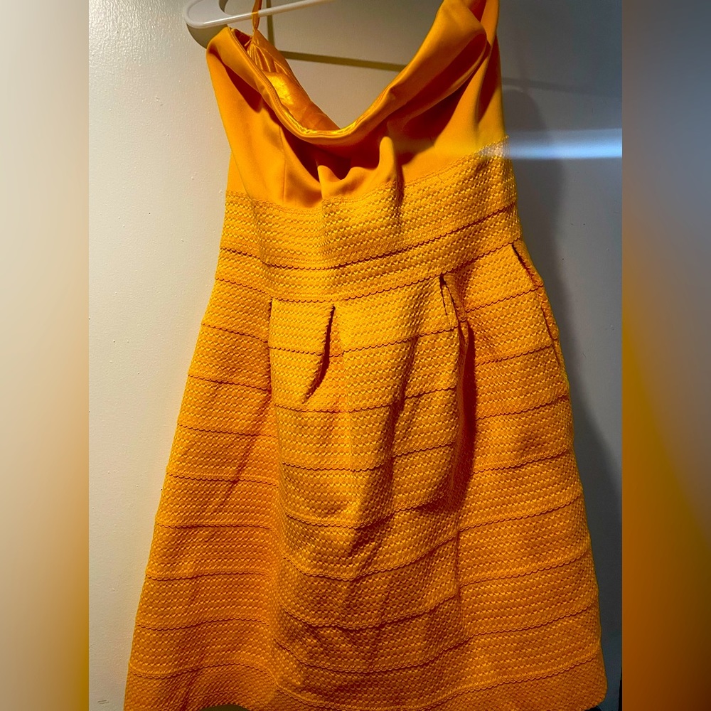 Golden strapless short dress